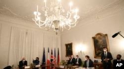 El secretario de Estado de EE. UU., Antony Blinken, en el centro, y la ministra de Exteriores alemana, Annalena Baerbock, segunda por la izquierda, participan en la Conferencia de Seguridad de Múnich, el 18 de febrero de 2022.