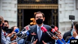ARCHIVO - En esta foto de archivo tomada el 1 de diciembre de 2020, el expresidente peruano Martín Vizcarra habla con la prensa después de reunirse con una comisión del Congreso para responder a acusaciones de soborno, en Lima.