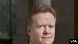 Senator AS, Jim Webb mendesak Menlu Hillary Clinton melakukan penyelidikan atas laporan nuklir Birma.