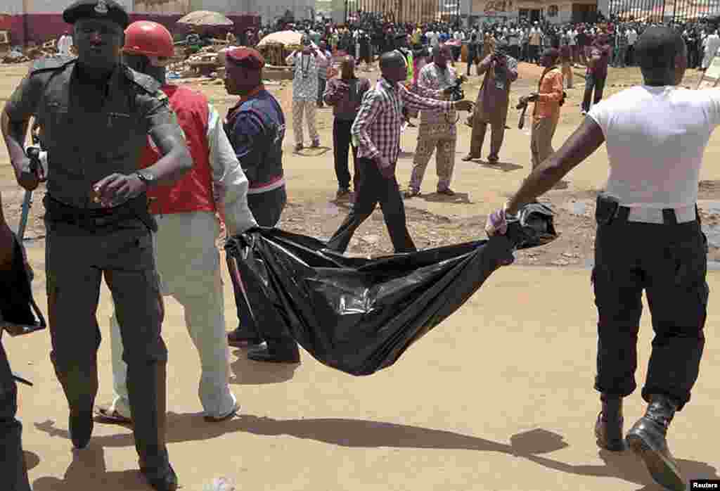 Deux personnes transportent une vicitme d'une attaque de Boko Haram en 2011.