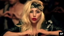 La cantante Lady Gaga respondió a las críticas de Madonna durante su concierto en Nueva Zelanda, afirmando tácitamente que la Reina del Pop se había burlado de su trabajo.