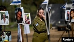 ARCHIVO - Una soldado israelí captada el 7 de febrero de 2024 en el sitio del Festival Nova donde el grupo Hamás disparó contra asistentes y secuestró a un número significativo de ciudadanos de Israel y de otras partes del mundo. 
