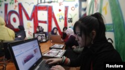 Para pelanggan warung Internet khusus perempuan di Kabul, Afghanistan. (Foto: Reuters)