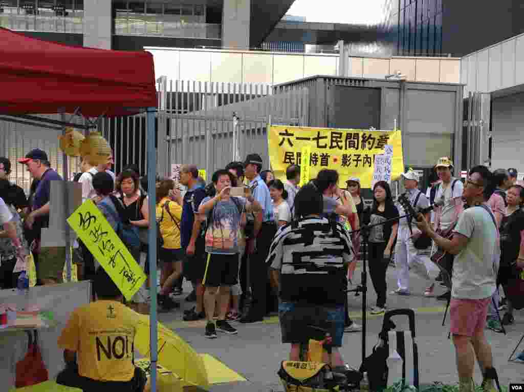 港人重返政總紀念雨傘運動一周年(美國之音海彥拍攝)