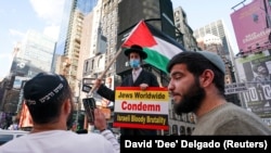 Orang Yahudi ultra-Ortodoks Pro-Palestina melakukan protes balasan pada unjuk rasa pro-Israel di Times Square di New York City, AS, 12 Mei 2021. (Foto: REUTERS/David 'Dee' Delgado)