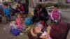 Migrantes venezolanos esperan para entrar a un albergue temporal en Pacaraima, Brasil, el 6 de abril de 2023.