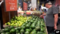 Archivo - En agosto los consumidores estadounidenses gastaron más en productos de consumo.