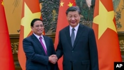 越南总理范明政2023年6月27日在北京与中国国家主席习近平会面。（美联社）