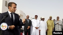 Le président français Emmanuel Macron lors de la conférence de presse avant la réunion des forces du G5 Sahel à Nouakchott, en Mauritanie, le 2 juillet 2018.