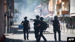 Pasukan polisi Prancis mengambil bagian dalam operasi untuk menghilangkan penghalang jalan darurat yang dibuat oleh pendukung pro-kemerdekaan di distrik Vallee du Tir di Noumea, wilayah Pasifik Prancis di Kaledonia Baru, 24 Juni 2024.