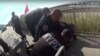 Des agents de police de New York arrêtent un homme sur une promenade à New York, le 21 juin 202