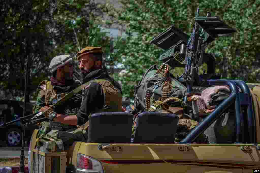 Soldados de las fuerzas de seguridad afganas viajan en un vehículo armado a lo largo de una carretera en la provincia de Panjshir en Afganistán el 15 de agosto de 2021.