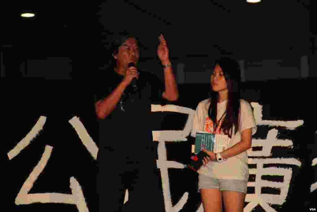 學民思潮在特區政府總部外舉行全民共議政改集會(美國之音海彥拍攝)
