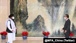 中國國務委員兼外交部長王毅在中國天津會見了阿富汗塔利班政治委員會負責人巴拉達爾（2021年7月28日）。