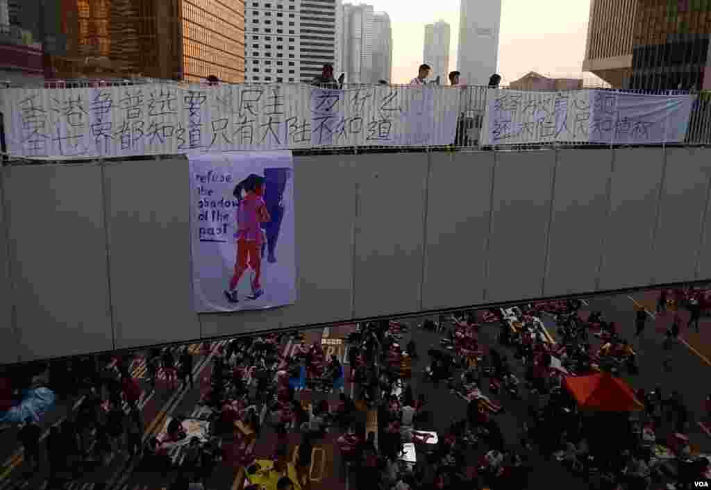 金鐘佔領場地的行人天橋上掛上署名湖南公民的橫額,支持港人爭取真普選(美國之音湯惠芸攝)