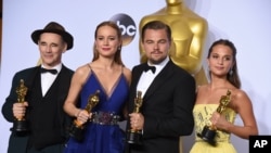 A partir de la gauche : Mark Rylance, gagnant du prix du meilleur acteur dans un rôle de soutien pour "Bridge of Spies,", Brie Larson, lauréate du prix de la meilleure actrice dans un rôle de premier plan pour "Room", Leonardo DiCaprio, lauréat du prix pour le meilleur acteur dans un rôle de premier plan pour "le Revenant", et Alicia Vikander, lauréate du prix de la meilleure actrice dans un rôle de soutien pour "The Danish Girl" pose dans la salle de presse à la cérémonie des Oscars, 28 février 2016.(Photo by Jordan Strauss/Invision/AP)