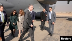 El secretario de Estado de Estados Unidos, Antony Blinken, a su llegada al aeropuerto de El Cairo, Egipto, el 6 de febrero de 2024