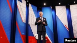 El presidente Joe Biden asiste a foro organizado por CNN en Milwaukee, estado de Wisconsin, el 16 de febrero de 2021.