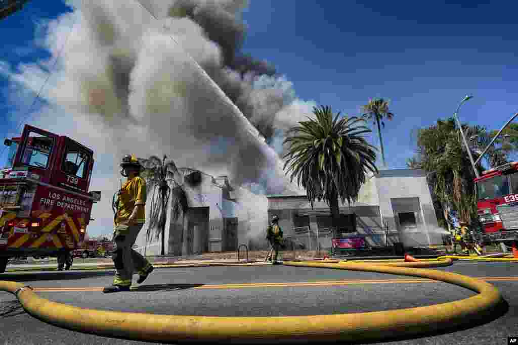 Abashinzwe kuzimya umuriro bagerageza guhagarika inkongi y'umuriro mu gace ka Panorama kari mu mujyi wa Los Angeles