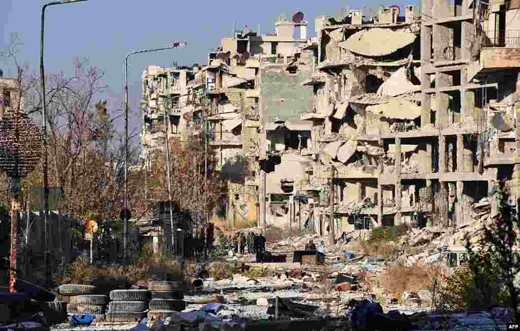 Sebuah gedung apartemen di Bustan al-Basha, Aleppo hancur akibat serangan pasukan Suriah.