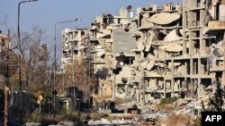Kehancuran di daerah Bustan al-Basha di Aleppo, Suriah (28/11). (AFP/George Ourfalian)