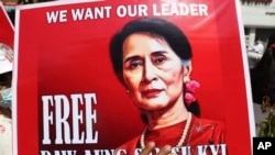 Un manifestante sostiene una pancarta en Mandalay, Myanmar, con la imagen de Aung San Suu Kyi, líder de facto del gobierno civil derrocado por un golpe de estado el 1 de febrero de 2021.