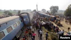 Tim penyelamat mencari korban kecelakaan kereta api yang selamat di Pukhrayan, sebelah selatan Kanpur, India, 20 November 2016.