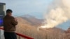 En esta imagen difundida por el gobierno de Corea del Norte, el gobernante norcoreano Kim Jong Un observa lo que afirma ser una prueba de un motor de combustible sólido para su nuevo misil hipersónico de alcance intermedio, el 19 de marzo de 2024, en Corea del Norte.