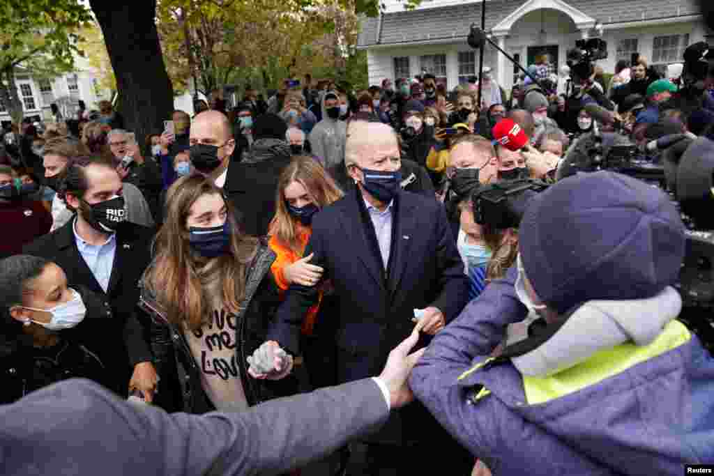 El candidato presidencial demócrata de Estados Unidos, Joe Biden, se abre paso entre la multitud frente a la casa de su infancia el día de las elecciones en Scranton, Pensilvania, el 3 de noviembre de 2020.