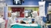 Un patient écrit une note aux membres du personnel médical, aux soins intensifs de l'hôpital Bassini, à Cinisello Balsamo, près de Milan, Italie, le mardi 14 avril 2020. (Claudio Furlan / LaPresse via AP)