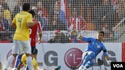 La más clara oportunidad de Brasil en el primer tiempo fue el cercano disparo del capitán Lucio, que fue contenido por el arquero paraguayo Justo Villar, que fue imabtible para los brasileños.