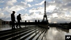 Une patrouille de soldats Français sur la place du Trocadéro à côté de la Tour Eiffel, à Paris, le 21 Novembre 2015. 