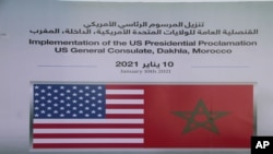 Les emblèmes des drapeaux américains et marocains à l'extérieur du consulat provisoire des États-Unis à Dakhla, Sahara occidental administré par le Maroc, le 10 janvier 2021.
