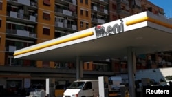 FOTO DE ARCHIVO: El logo de la compañía energética italiana Eni en una gasolinera en Roma, Italia, el 16 de agosto de 2018. REUTERS/Max Rossi 