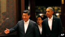 2014年11月11日，中国国家主席习近平与美国总统奥巴马举行会谈。图为习近平为奥巴马引路，进入会议室。