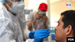 Un nicaragüense se realiza una prueba de COVID-19 en Managua, Nicaragua. [Foto de archivo]