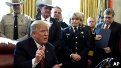 El tema migratorio es vital para el presidente Donald Trump, quien desde su campaña en 2016 prometió levantar el muro fronterizo e impedir el flujo ilegal de migrantes a EE.UU.