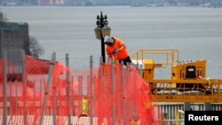 Un trabajador en una infraestructura pública en la ciudad de Nueva York, el 22 de abril de 2021.