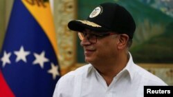 El presidente colombiano Gustavo Petro sonríe durante su reunión con el mandatario venezolano Nicolás Maduro en Caracas, el 9 de abril de 2024. Este miércoles, el jefe de Estado de Colombia anunció que se reuniría con la oposición venezolana.
