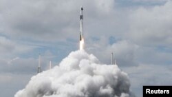 Ракета-носитель SpaceX Falcon 9 c экипажем в составе астронавта НАСА Ника Хейга и космонавта Роскосмоса Александра Горбунова следует на Международную космическую станцию.