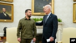 ARCHIVO - El presidente Joe Biden se reúne con el presidente ucraniano Volodymyr Zelenskyy en la Oficina Oval de la Casa Blanca, el jueves 21 de septiembre de 2023, en Washington.