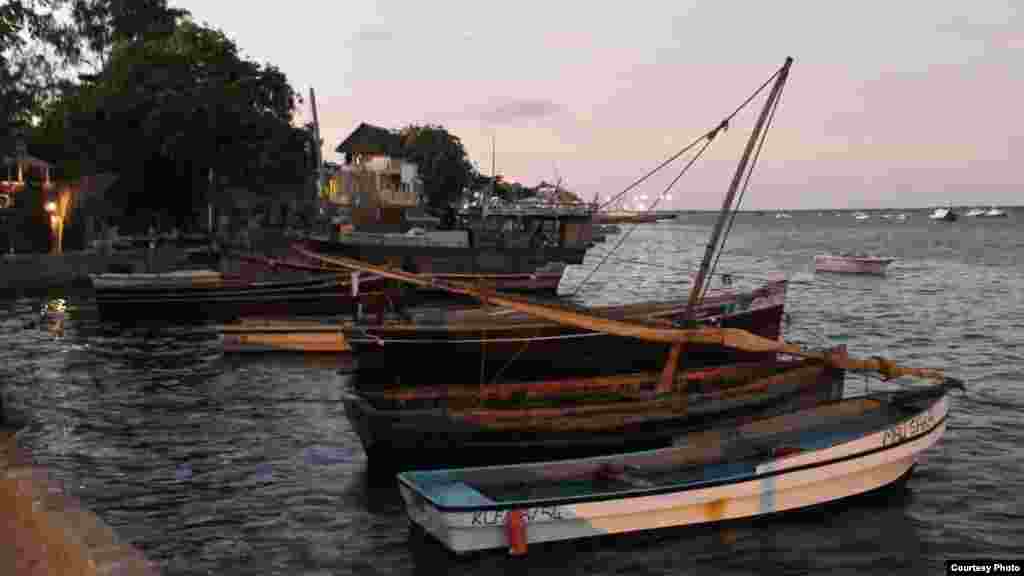 Lamu, un vieux port historique où des bateaux de pêche traditionnels se bousculent pour l'espace depuis des siècles. Photo prise le 25 novembre 2014. (Hilary Heuler / VOA News)