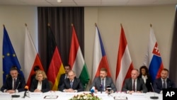 Los ministros de Interior (de izq a der) de Polonia, Bartosz Grodecki; Alemania, Nancy Faeser; Hungría, Sandor Pinter; la República Checa, Vit Rakusan; Austria, Gerhard Karner y Eslovaquia, Matus Sutaj Estok, en Szeged, Hungría, el 27 de noviembre de 2023.