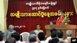 緬甸民主運動領導人昂山素姬星期天在仰光全國民主聯盟總部發表講話