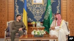 دیدار رییس جمهوری اوکراین و ولیعهد عربستان سعودی. محمد بن سلمان از آمادگی ریاض برای میانجیگری بین اوکراین و روسیه خبر داده است.