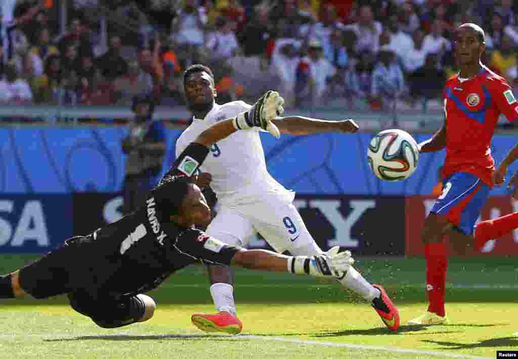 England's Daniel Sturridge, center, tries to score past Costa Rica's goalkeeper Keilor Navas during their match at the Mineirao stadium in Belo Horizonte, June 24, 2014.