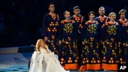 Yulia Samoylova chante pendant la cérémonie d’ouverture des Jeux paralympiques de Sotchi en Russie, 7 Mars 2014.