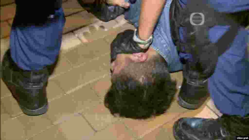 Pemukulan demonstran oleh polisi Hong Kong.