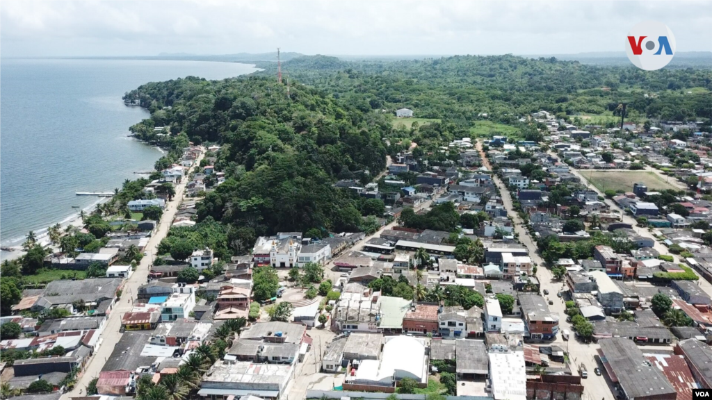 En su camino por la selva del Tapón del Darién los migrantes se encuentran con las comarcas indígenas Wargandí y Emberá, quienes les venden productos para continuar su travesía hacia La Peñita, primer municipio panameño.