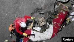 Tim SAR Perancis memeriksa puing-puing pesawat Germanwings Airbus A320 di lokasi kecelakaan, dekat Seyne-les-Alpes, Pegunungan Alpen, 29 Maret 2015.